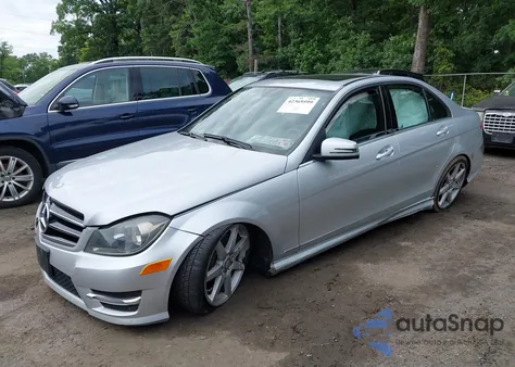 2014 Mercedes-Benz C 250 Luxury/Sport z USA, uszkodzony, nr VIN WDDGF4HBXEG232877